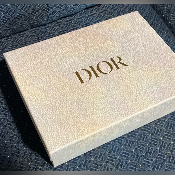 DIOR - Authentic Dior Textured Gift Box – White with Gold Logo – 12x9 - Picture 4 of 8